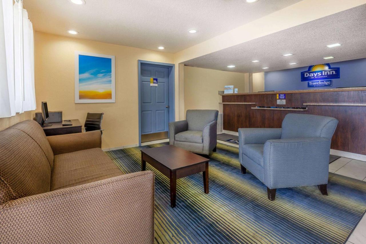 Days Inn By Wyndham Чарльз-Таун Экстерьер фото