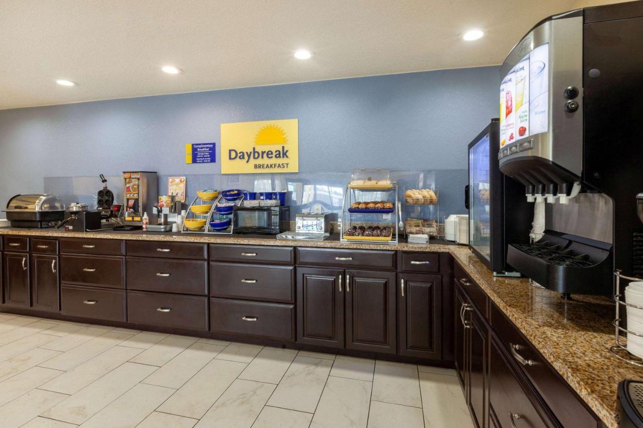 Days Inn By Wyndham Чарльз-Таун Экстерьер фото