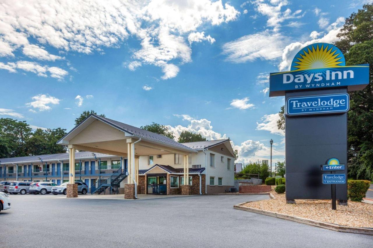 Days Inn By Wyndham Чарльз-Таун Экстерьер фото