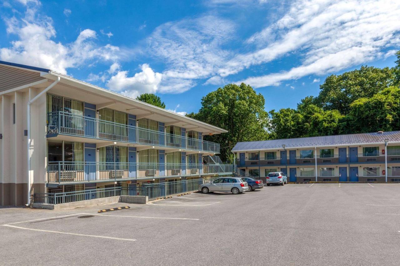 Days Inn By Wyndham Чарльз-Таун Экстерьер фото